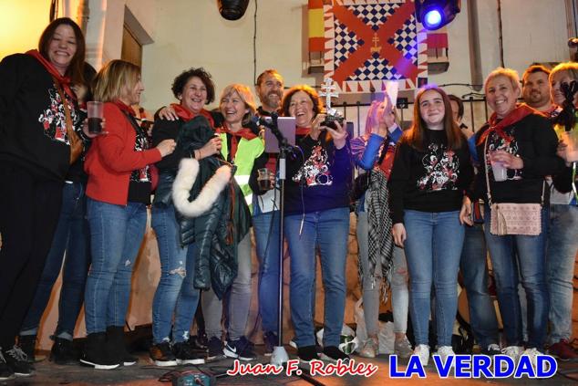 La peña «Los Mataos» logró por tercera vez alzarse con el primer premio del Concurso de la Noche de las Migas en la categoría de peñas; entre los grupos de vecinos del Hoyo, el primer puesto fue la peña «La Cruz». 