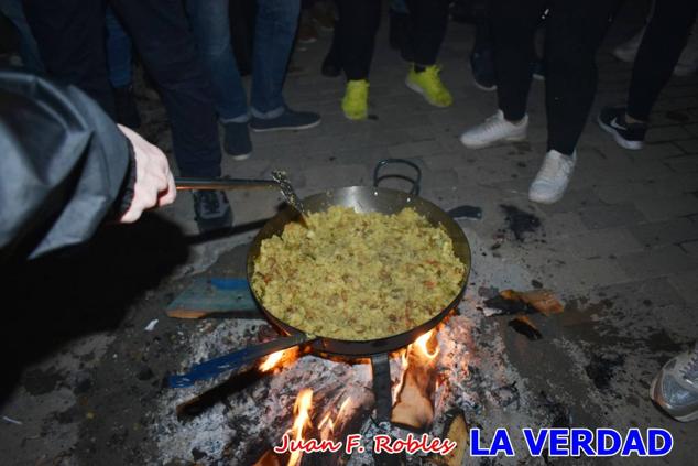 La peña «Los Mataos» logró por tercera vez alzarse con el primer premio del Concurso de la Noche de las Migas en la categoría de peñas; entre los grupos de vecinos del Hoyo, el primer puesto fue la peña «La Cruz». 