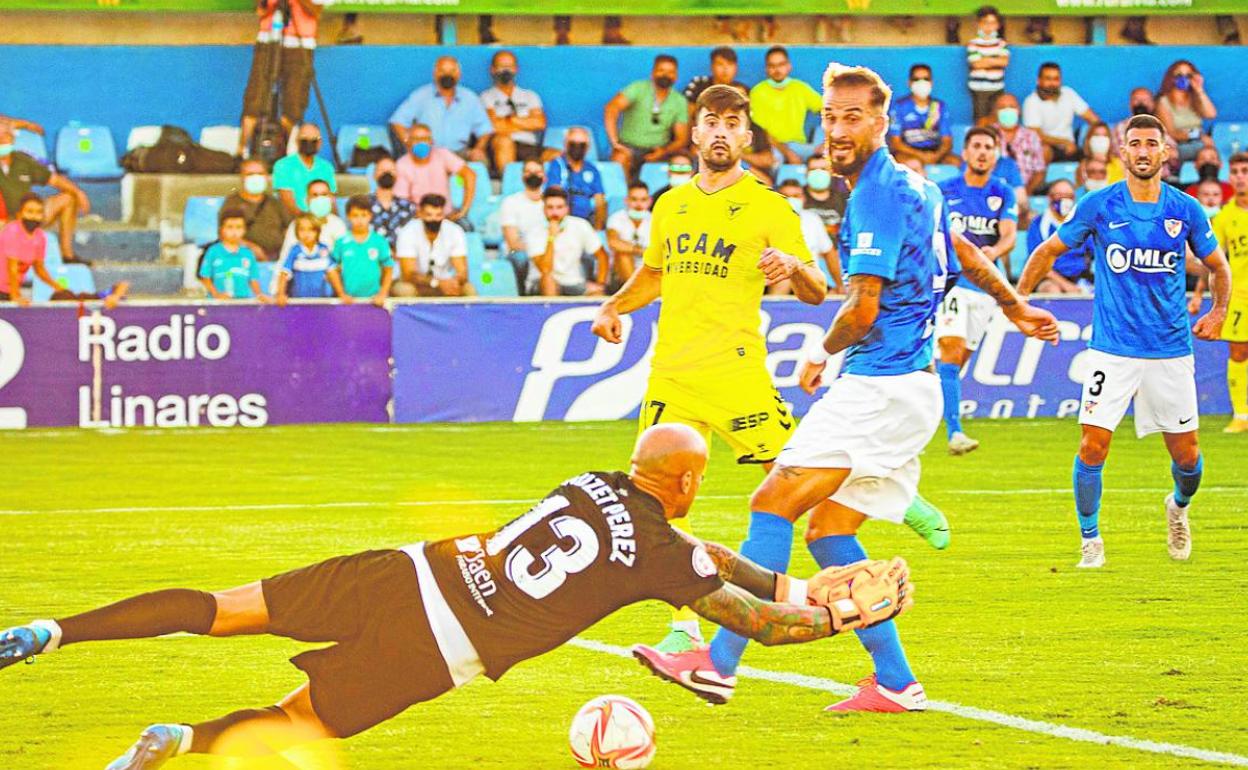 Xemi Fernández, en el partido de la primera vuelta, tras disparar sobre la meta de Nauzet Pérez.