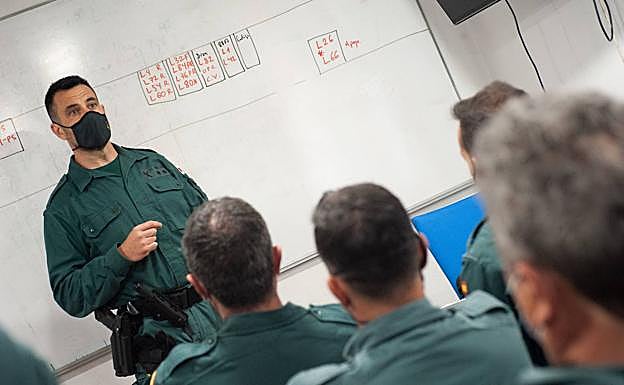 El teniente, Francisco del Cerro, repasa los detalles del dispositivo.