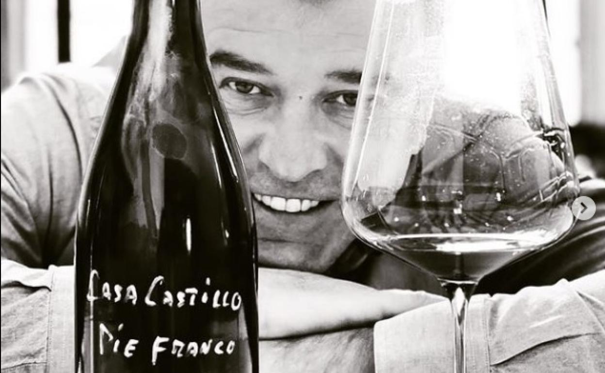 José María Vicente, con el vino Pie Franco de su bodega. 