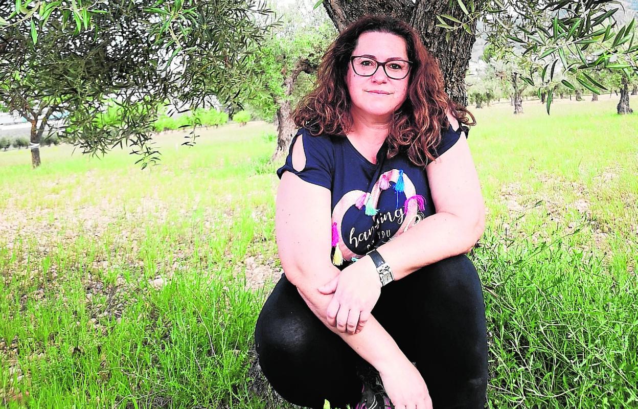 Adela Bernabéu, entre sus cultivos de Yecla. 