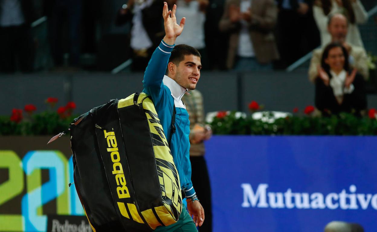 Carlos Alcaraz se despide del público tras vencer a Basilashvili en su debut en el Mutua Madrid Open.