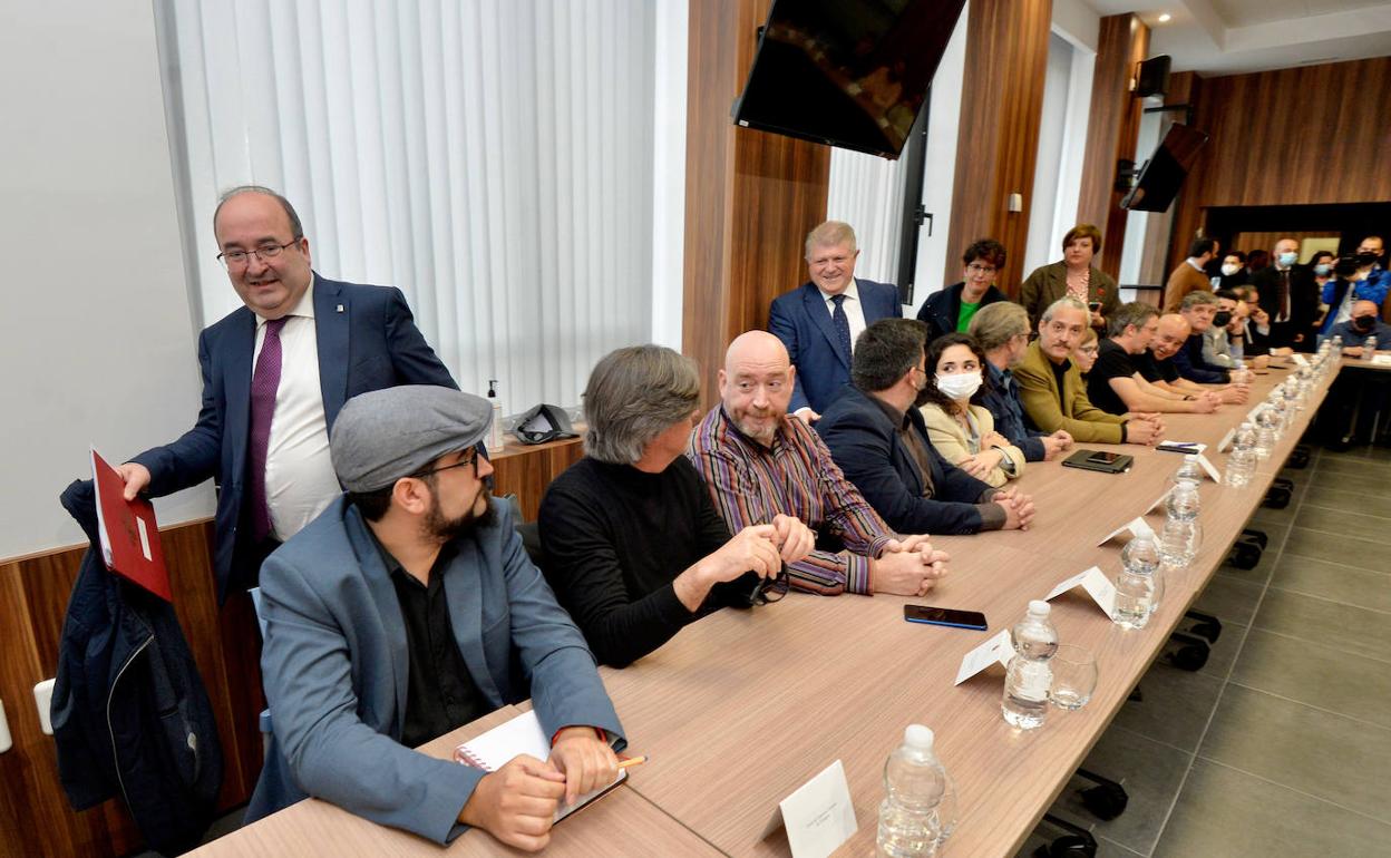 El ministro Miquel Iceta y el delegado del Gobierno, José Vélez, con representantes del sector cultural. 