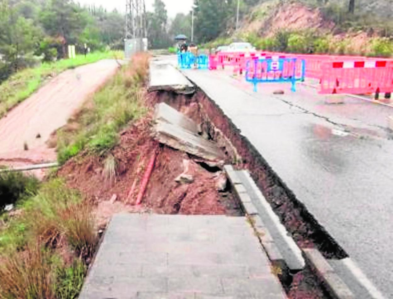 El agua ocasionó desperfectos en una vía de Torre Guil, ayer. 