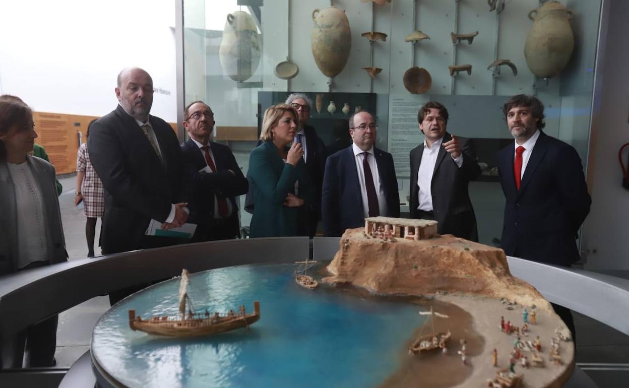 Miquel Iceta, este jueves en el Arqua, ante una reproducción del pecio Mazarrón II, entre la alcaldesa de Cartagena, Noelia Arroyo, y el director del Museo, Rafael Sabio. 