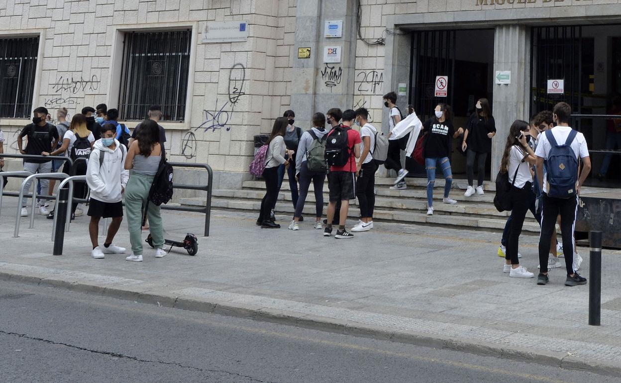 Adolescentes en la puerta de un instituto murciano en una imagen de archivo. 