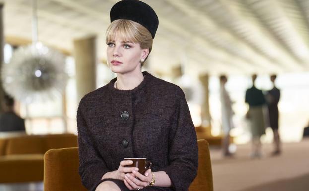 Imagen principal - Arriba, Lucy Boynton, como Jean Courtney; debajo, Joe Cole y Michael Caine.