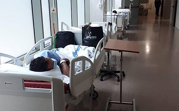 Pacientes en un pasillo de Urgencias del Hospital Santa Lucía