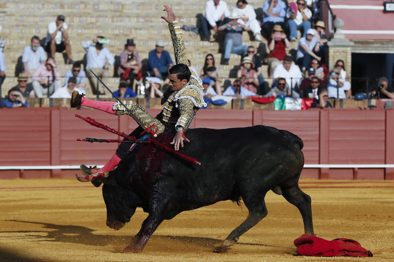 Fotos: Paco Ureña roza el premio en Sevilla en una tarde de entrega absoluta
