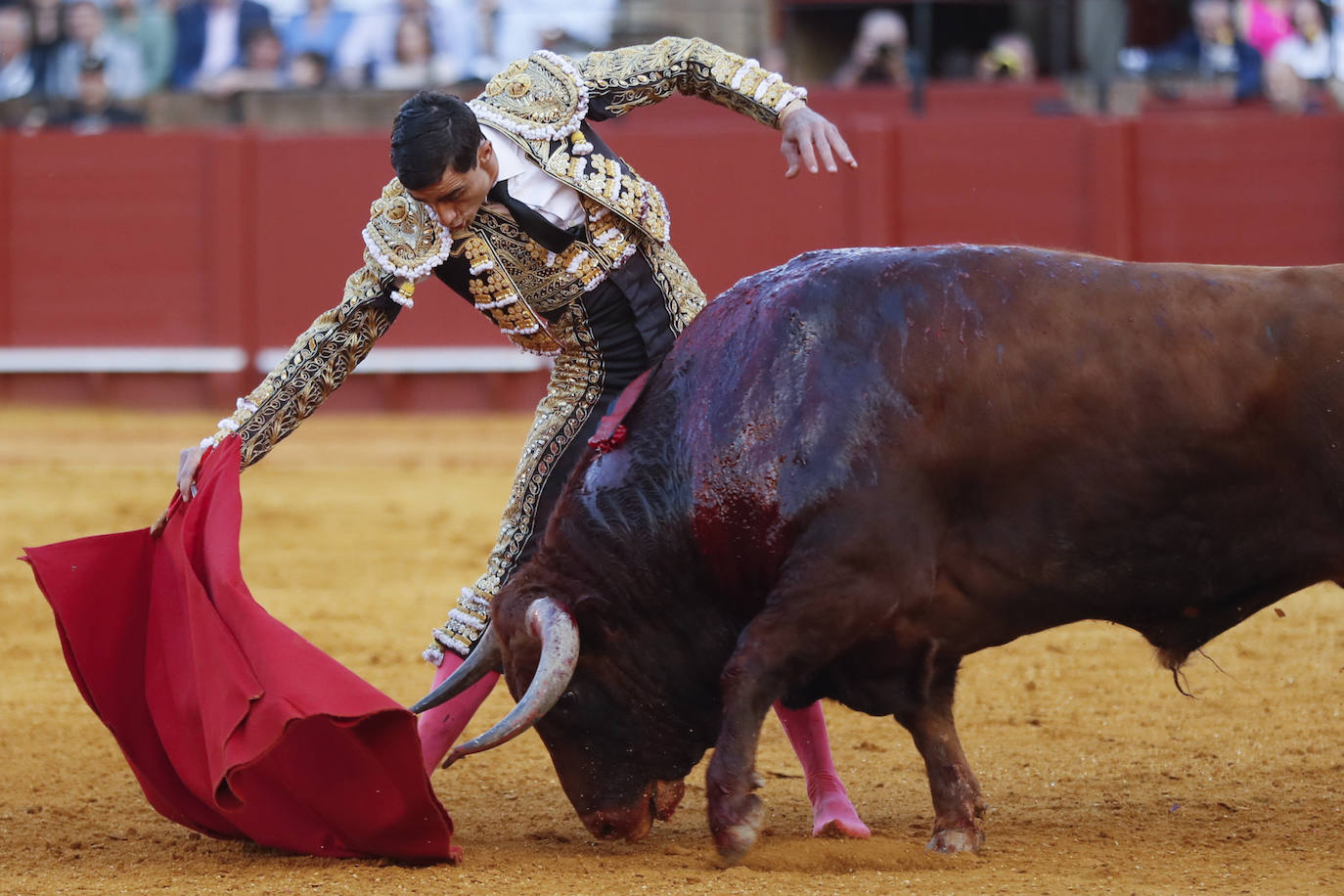 Fotos: Paco Ureña roza el premio en Sevilla en una tarde de entrega absoluta