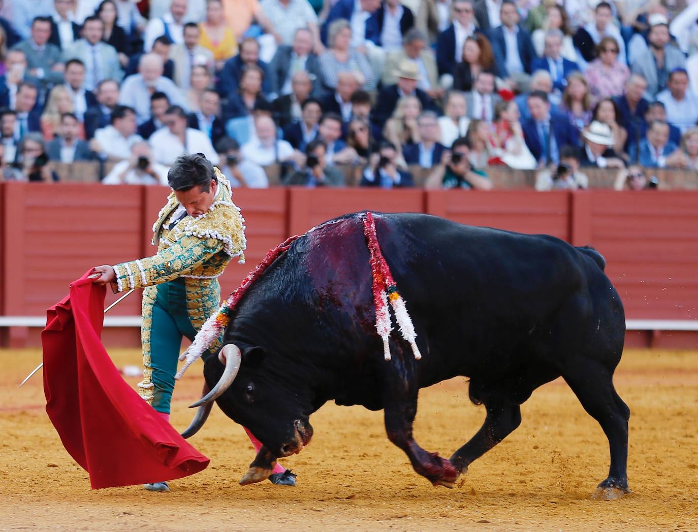 Fotos: Paco Ureña roza el premio en Sevilla en una tarde de entrega absoluta