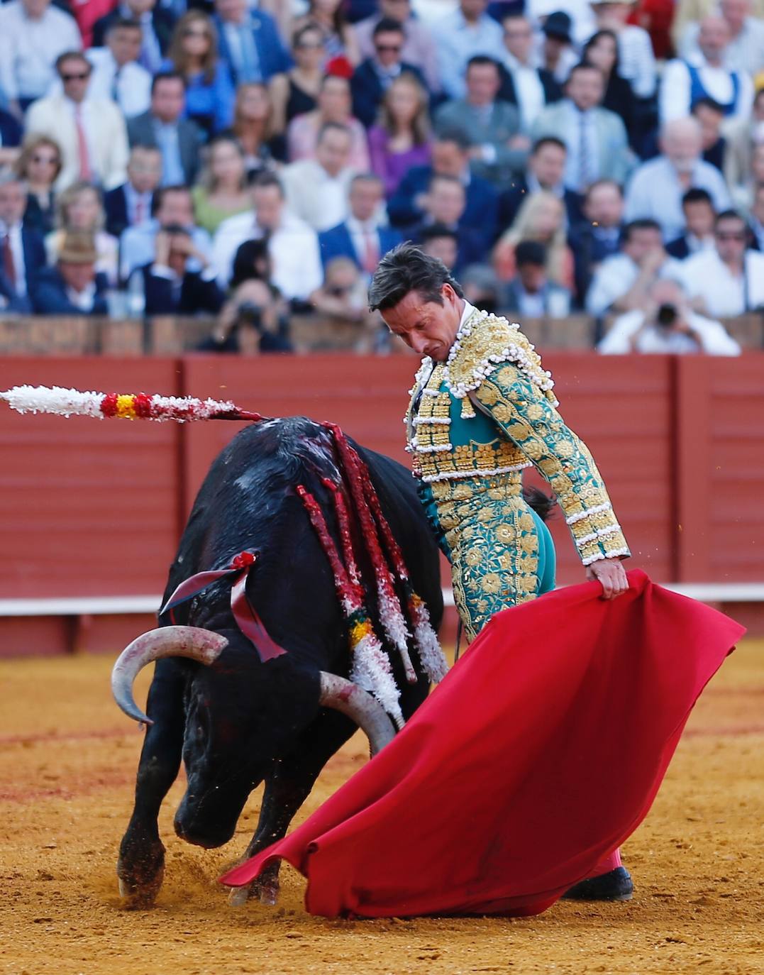 Fotos: Paco Ureña roza el premio en Sevilla en una tarde de entrega absoluta