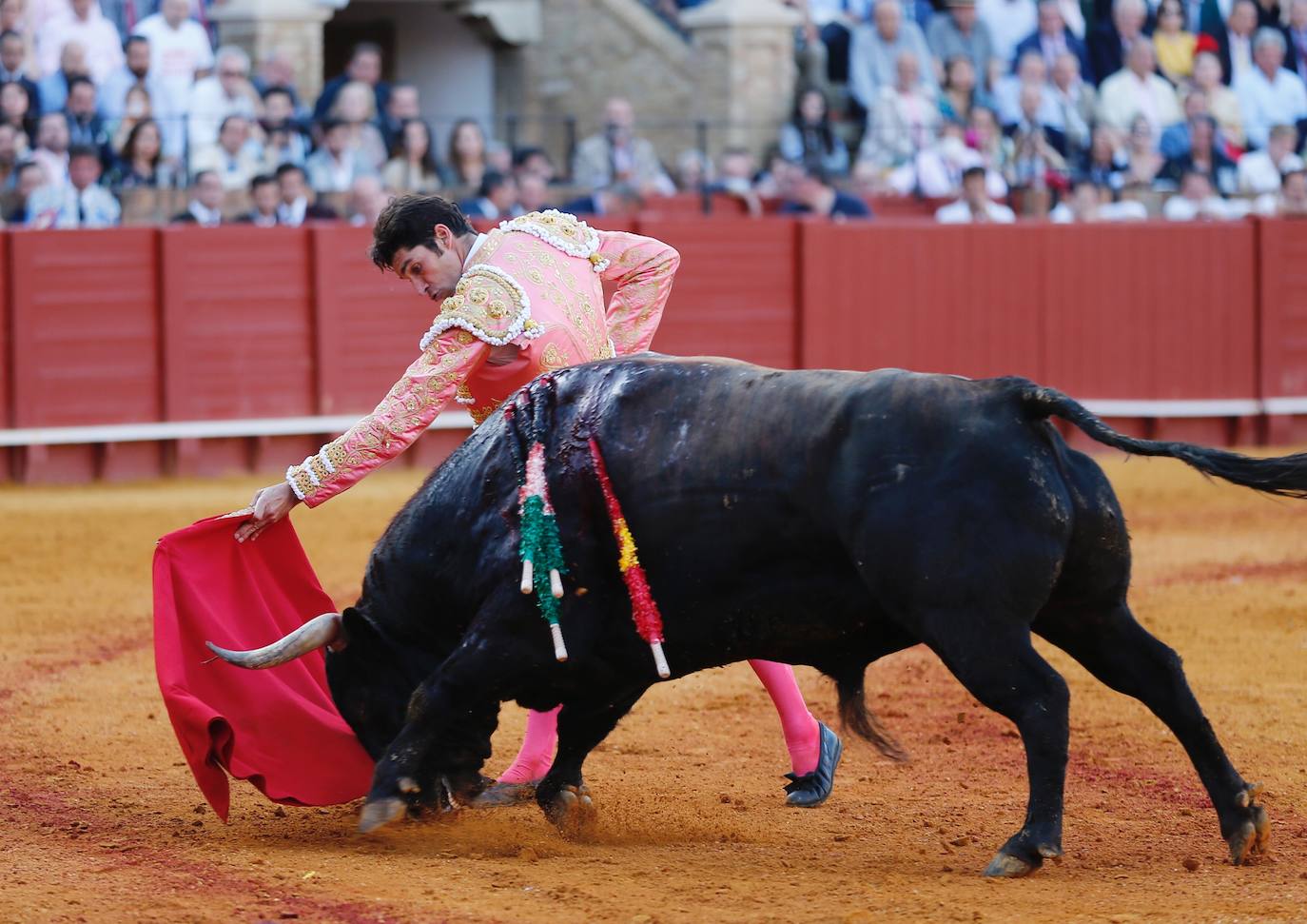 Fotos: Paco Ureña roza el premio en Sevilla en una tarde de entrega absoluta
