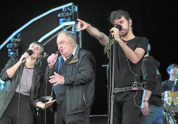 En familia. El vocalista de Second, Sean Frutos, a la derecha de la imagen, compartió escenario ayer, durante el ensayo, con su padre, Ángel Frutos, que hace más de 50 años ya actuó en el Teatro Romea junto a su banda, Flash, y esta noche cantará con su hijo. Los acompañará Maryan Frutos, KUVE. La también cantante es hermana e hija, respectivamente, de los mencionados. 