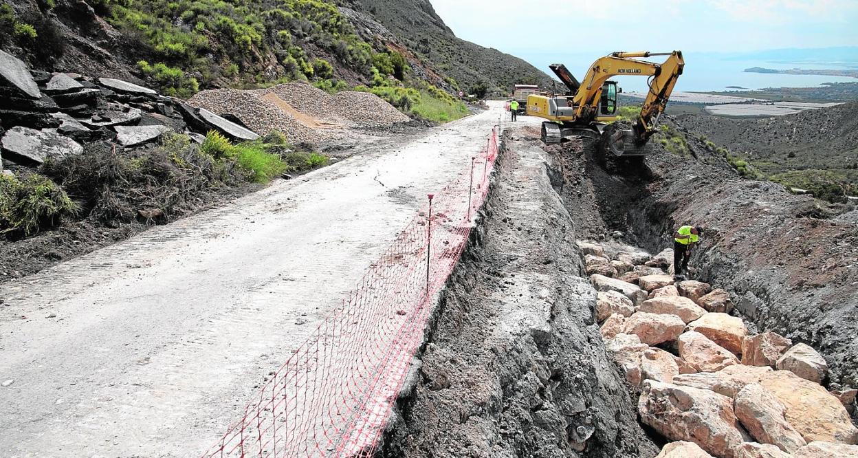 Obras de construcción ayer de un talud y un muro en la ladera del Cedacero, para reforzar la carretera RM-E22, entre los kilómetros 9,8 y 10,5. 