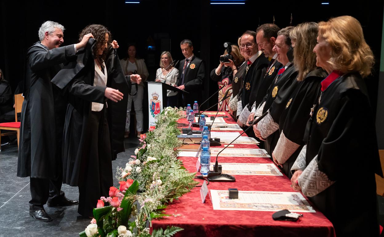 Un nuevo letrado durante el acto de la jura en el Teatro Guerra. 