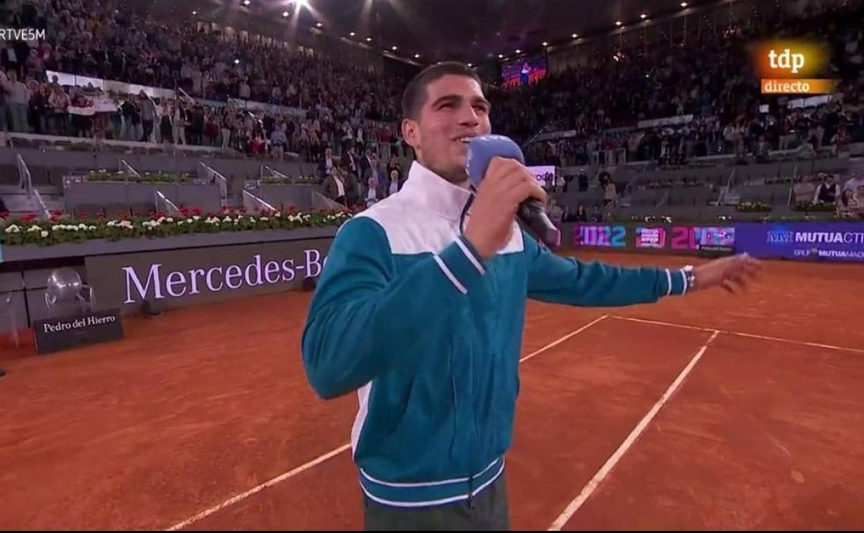 Carlos Alcaraz cantando el 'cumpleaños feliz' junto al público, en el partido de este jueves del Mutua Madrid Open. 