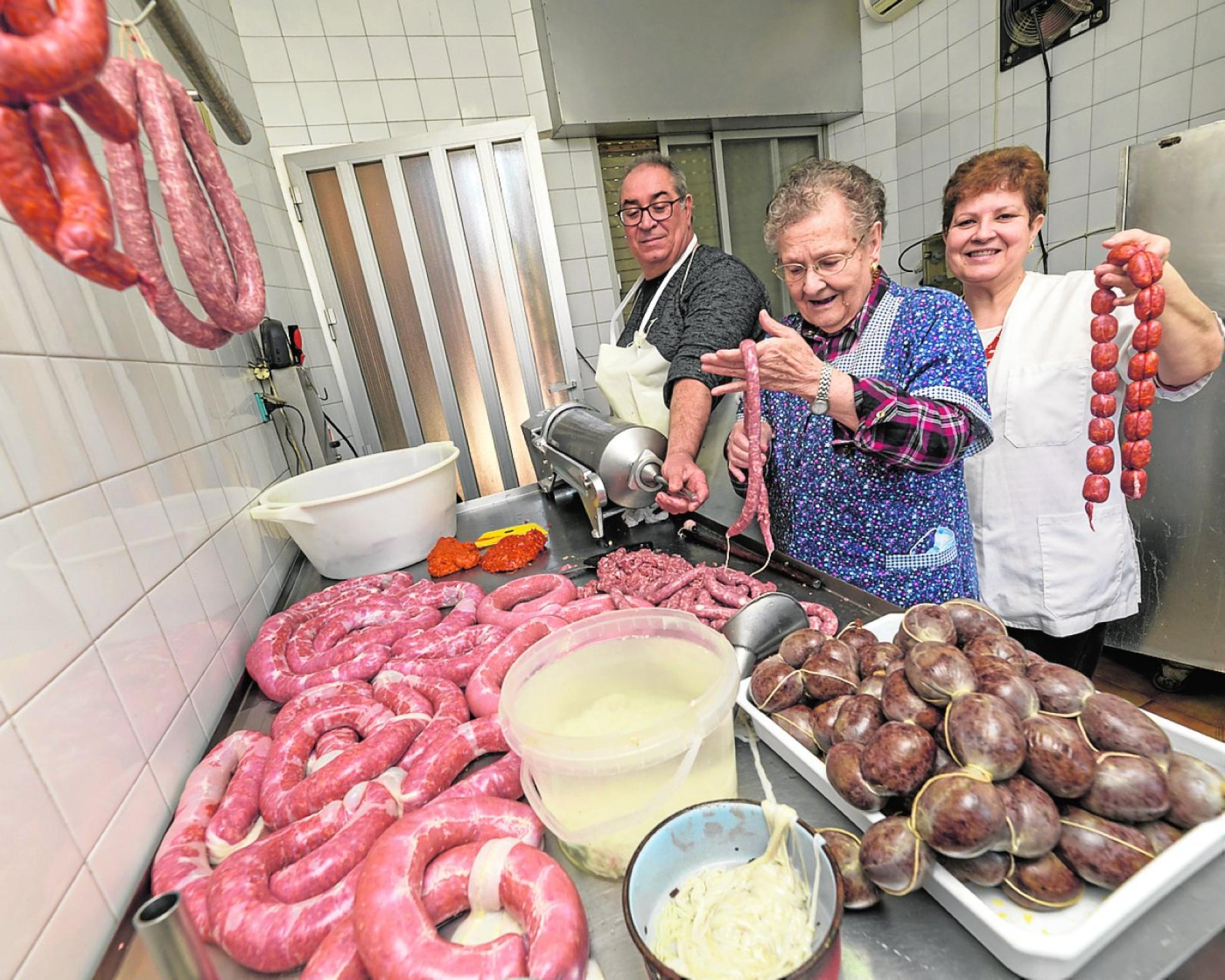 En el obrador. Juan Pedro, Caridad y Carmen. 