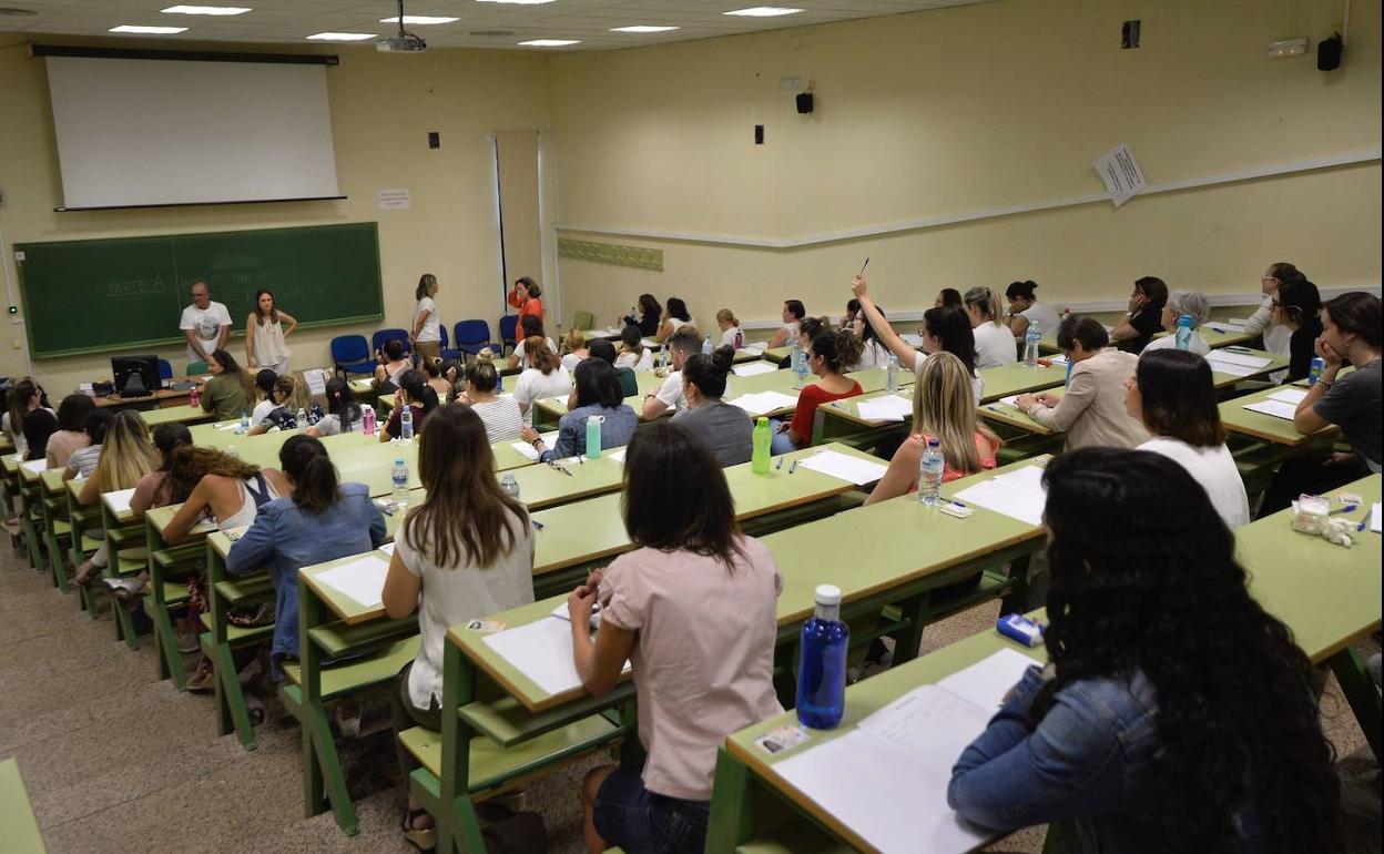 Opositores en las últimas pruebas al cuerpo de maestros durante un examen en el aulario Giner de los Ríos.