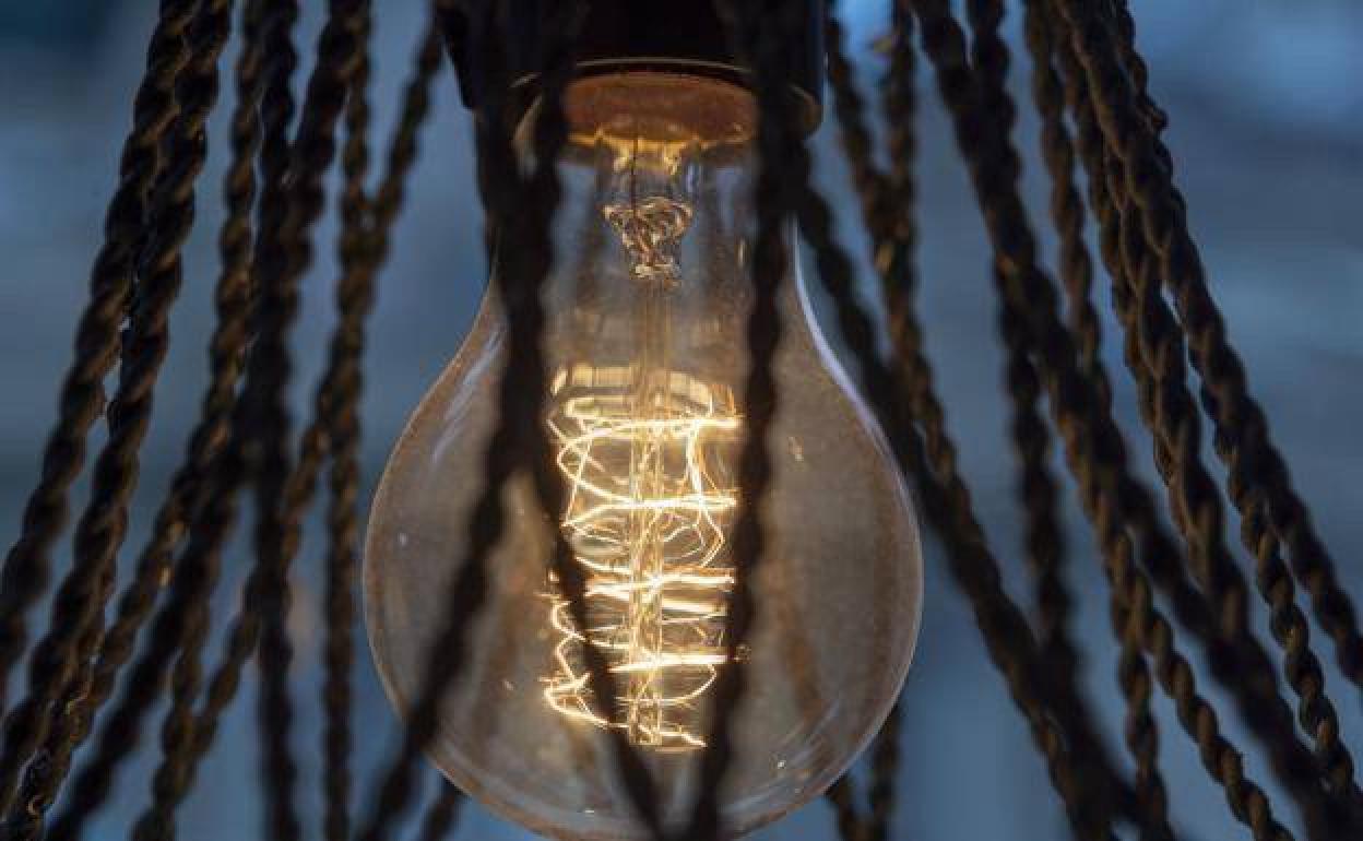 Una bombilla en una imagen de archivo. 