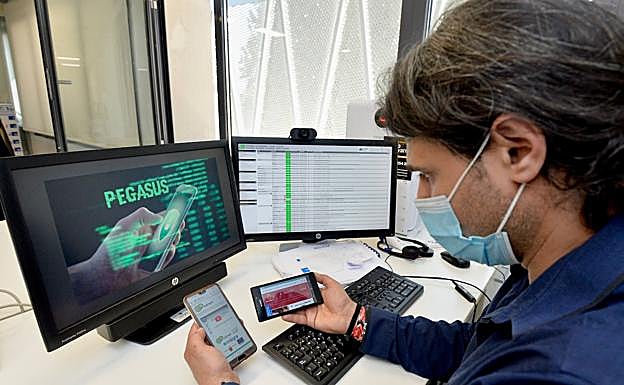 Un técnico revisa varios dispositivos electrónicos en el Centro de Proceso de Datos Corporativo (CPD) de la Comunidad, ubicado en el Parque Científico de la Universidad de Murcia. V. vicéns