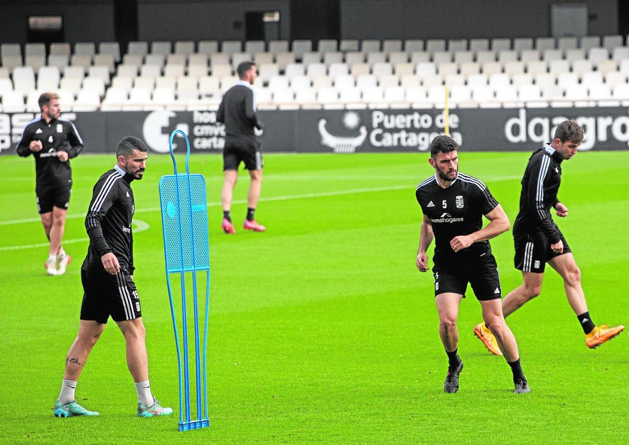 En primer plano, Datkovic y Pablo Vázquez realizan uno de los ejercicios de un entrenamiento del Efesé en el Cartagonova. 