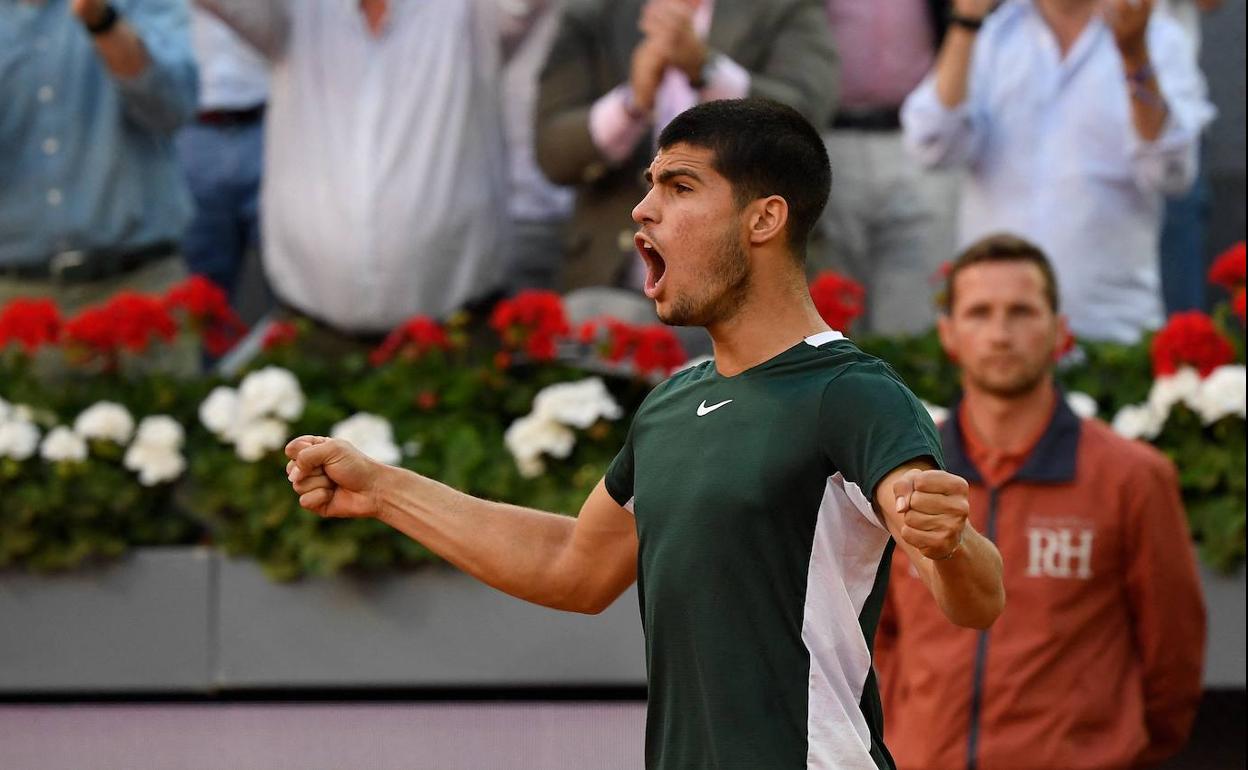 Carlos Alcaraz celebra su victoria en el Masters de Madrid, este domingo.