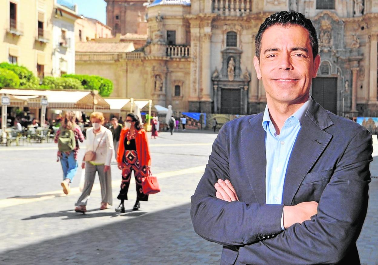El eurodiputado Marcos Ros Sempere, en la plaza de la Catedral en Murcia.
