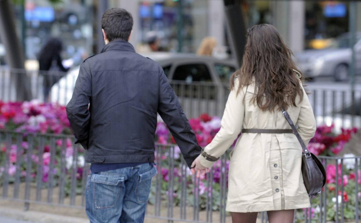 Una pareja paseando por las calles Murcia en una imagen de archivo.