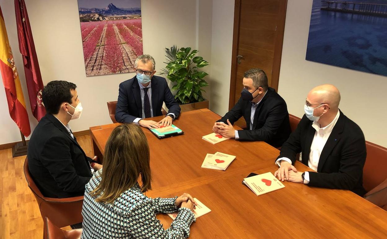 El consejero de Salud, Juan José Pedreño, se reunió con el responsable del proyecto Carprimur, el doctor Sergio Manzano (a la derecha del consejero), que le presentó el programa Maica,.