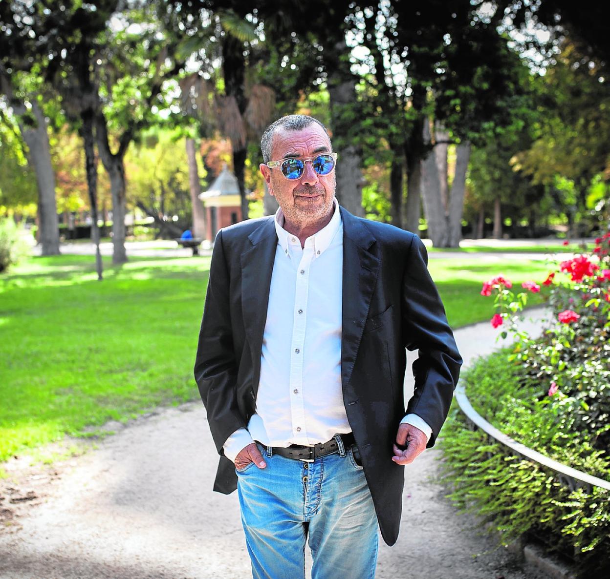 José Luis Garci, durante un paseo por el madrileño parque del Retiro. 