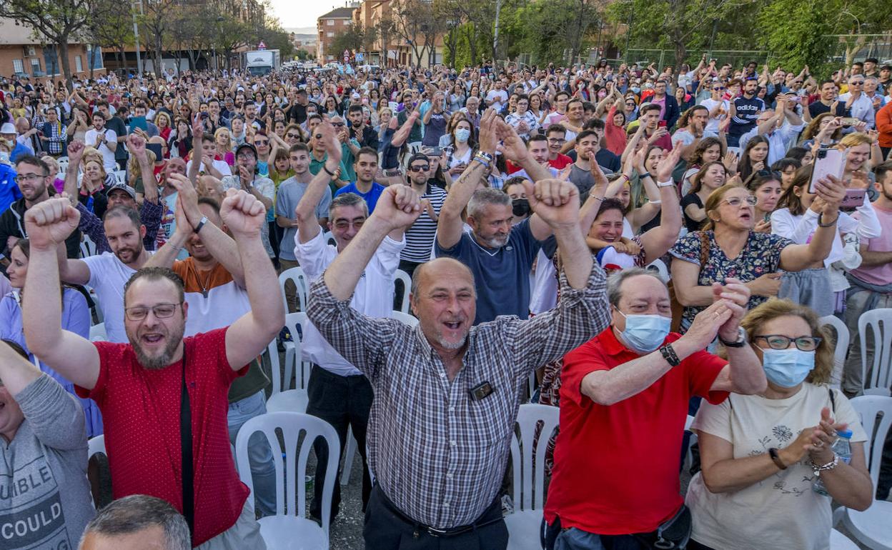 Vecinos de El Palmar celebran el triunfo de Carlos Alcaraz el pasado domingo. 