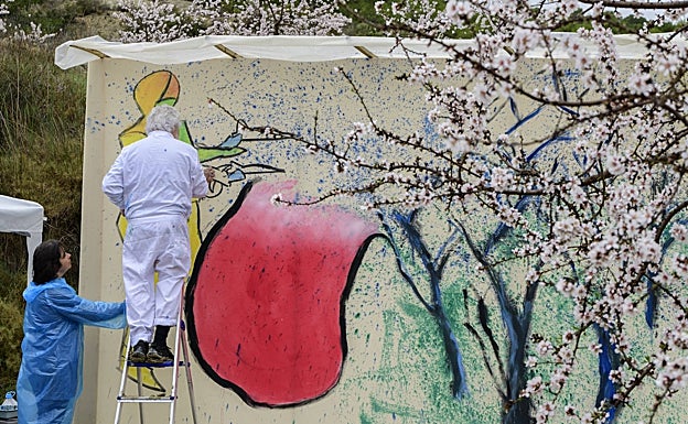 Gabarrón durante la creación de 'Flores contra bombas', con su asistente Irene Cerrón. 