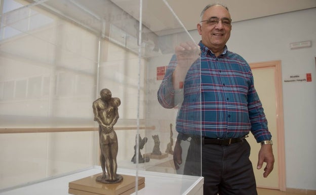 La pieza de 'El beso', de José Hernández Navarro, que puede verse en el centro cultural de Los Ramos. 