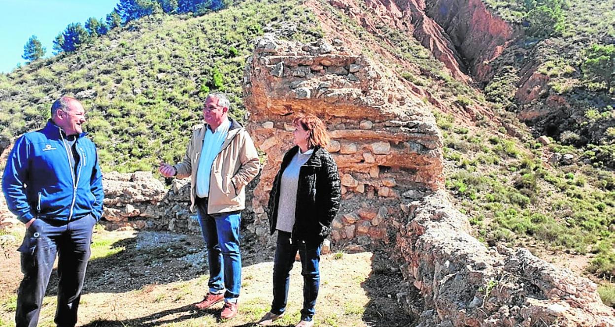 El alcalde de Pliego (c) y dos técnicos visitan los restos del castillo. 