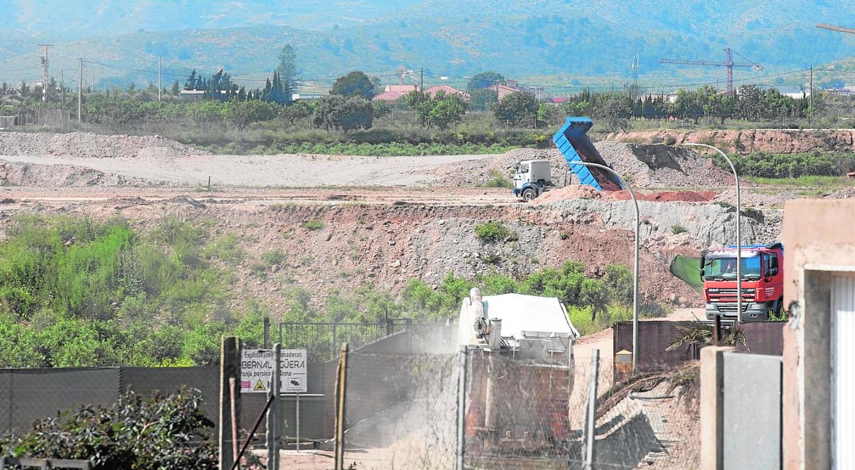 Un camión vierte tierra en la finca de San Isidro donde el Ayuntamiento de Cartagena ordenó la suspensión de la actividad de depósito de materiales. 
