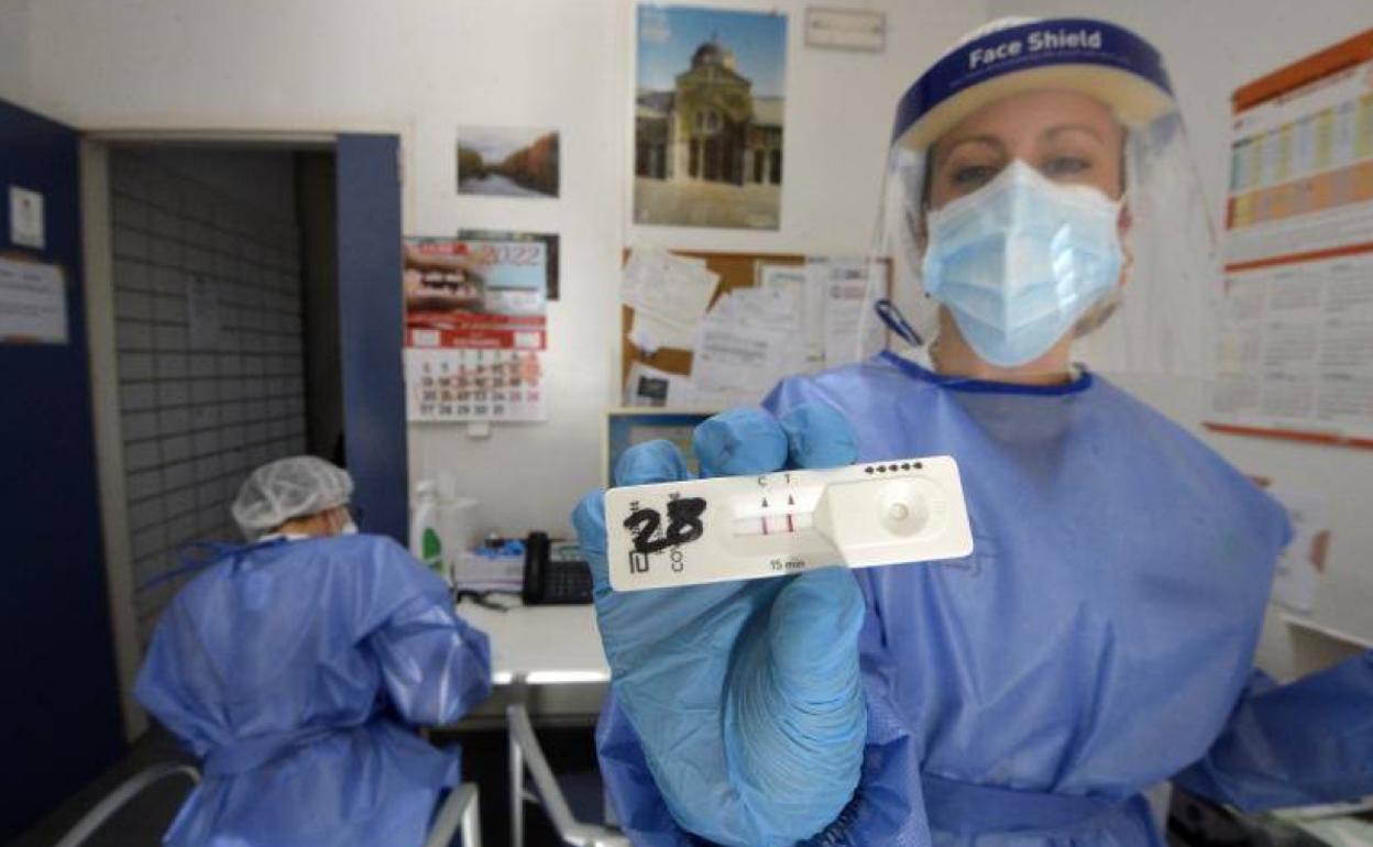 Una sanitaria muestra un test de antígenos, en una imagen de archivo.