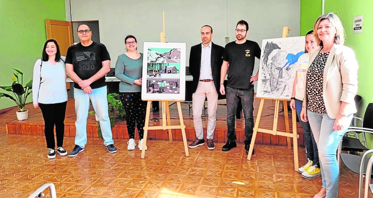 Los miembros del jurado y Fidel Molina (c), con los cómics ganadores. 