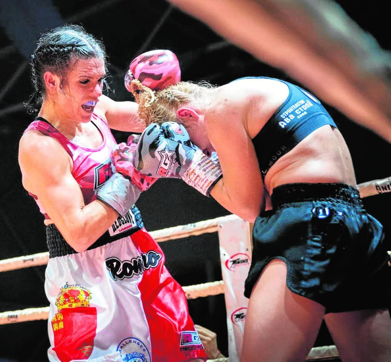 Mari Carmen Romero da un gancho de derechas a la búlgara Ivanka Ivanova, en un combate de 2020. 