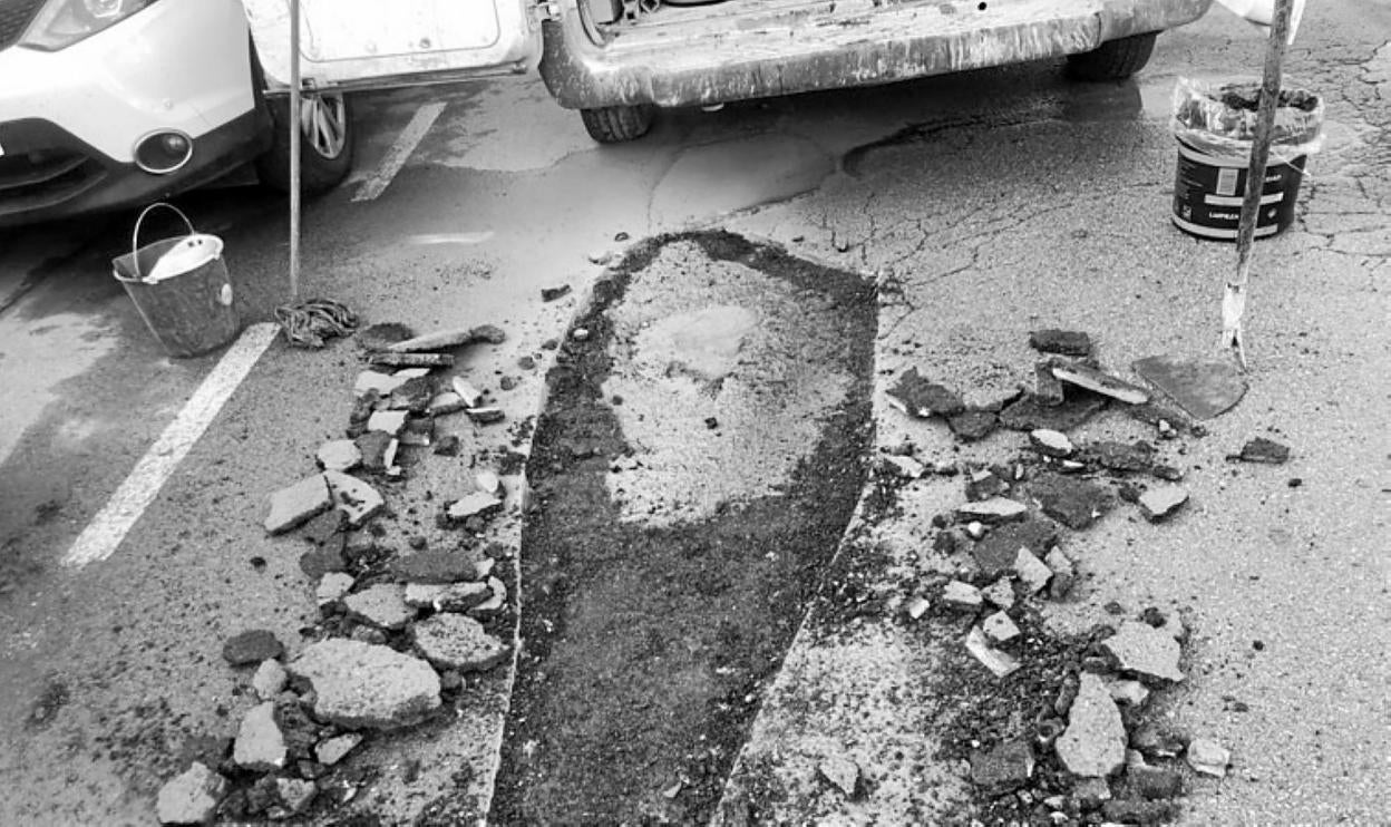 Uno de los grandes baches que se han empezado a arreglar. 