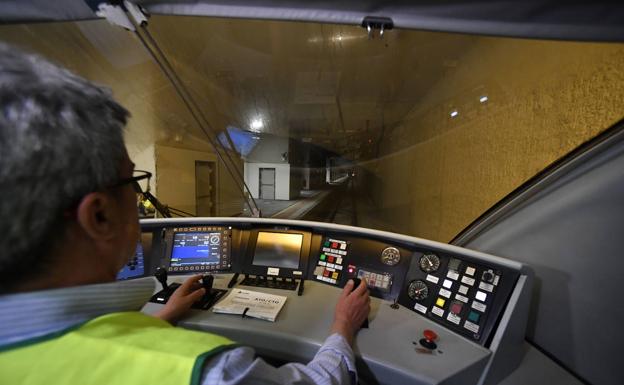 Galería. Interior del tren laboratorio, que centró anoche las pruebas en la catenaria de las vías de Alta Velocidad entre Beniel y la estación de El Carmen. 