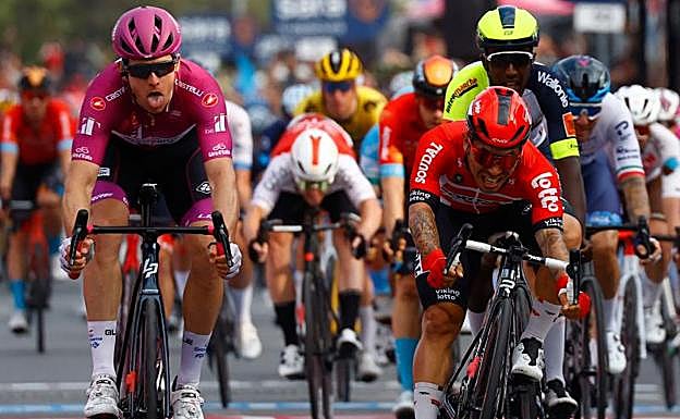 Demare y Ewan, en su ajustado cara a cara por la victoria al sprint.