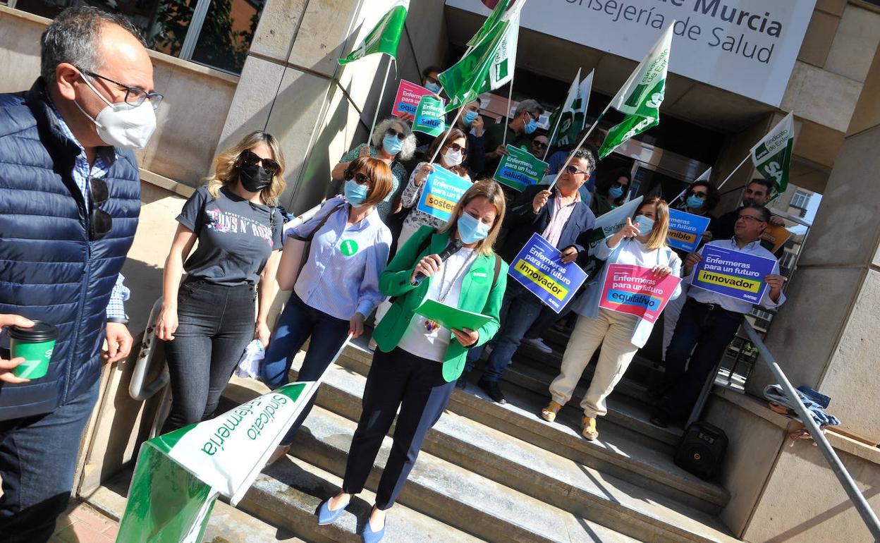 Profesionales de Enfermería, este jueves, a las puertas de la Consejería de Salud.