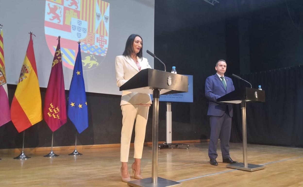 La consejera Valle Miguélez y el alcalde de Abanilla, José Antonio Blasco, este jueves, en la rueda de prensa del Consejo de Gobierno.