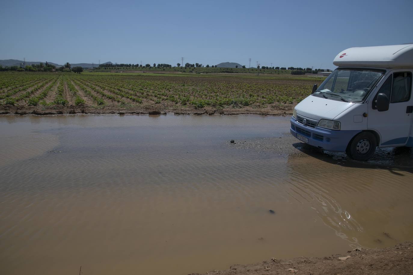 Fotos: El derrame de la depuradora de Cabezo Beaza anega parcelas agrícolas y viales