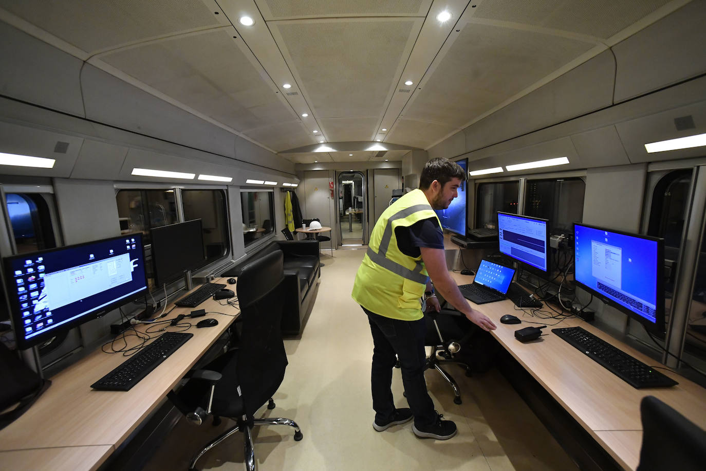 Fotos: Adif centra las primeras pruebas del AVE en comprobar que la catenaria está en su sitio