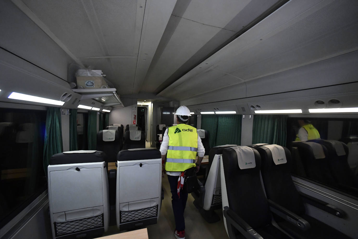 Fotos: Adif centra las primeras pruebas del AVE en comprobar que la catenaria está en su sitio