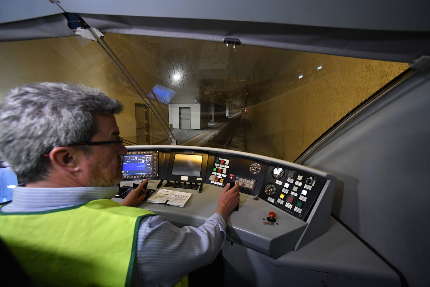 Fotos: Adif centra las primeras pruebas del AVE en comprobar que la catenaria está en su sitio