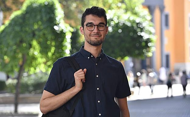 Marcelo Urralburu García, Premio Fin de Grado 2019 al graduarse en Lengua y Literatura Española, es investigador predoctoral de la Fundación Séneca en la UMU e investiga la obra de Piglia. 